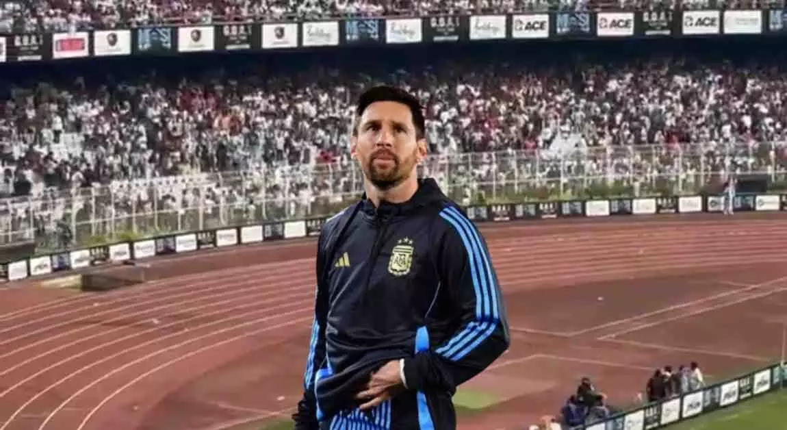 Messi was present in the stadium, yet bottles and chairs were thrown... why did the fans get angry? Messi was present in the stadium, yet bottles and chairs were thrown... why did the fans get angry?