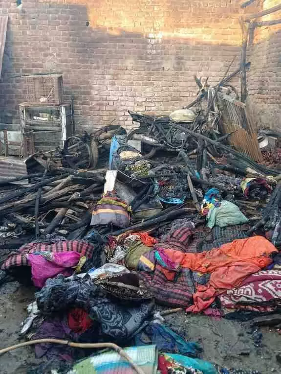 A massive fire broke out in Vani Belkheda, Amravati; the homes of laborers and the cattle sheds of farmers were reduced to ashes. A massive fire broke out in Vani Belkheda, Amravati; the homes of laborers and the cattle sheds of farmers were reduced to ashes.