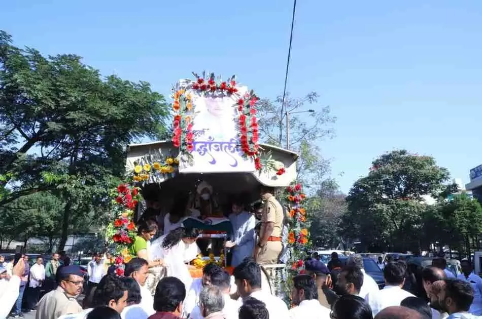 Former Lok Sabha Speaker Shivraj Patil Chakurkar was given a final farewell and cremated with full state honours at Varavanti. Former Lok Sabha Speaker Shivraj Patil Chakurkar was given a final farewell and cremated with full state honours at Varavanti.
