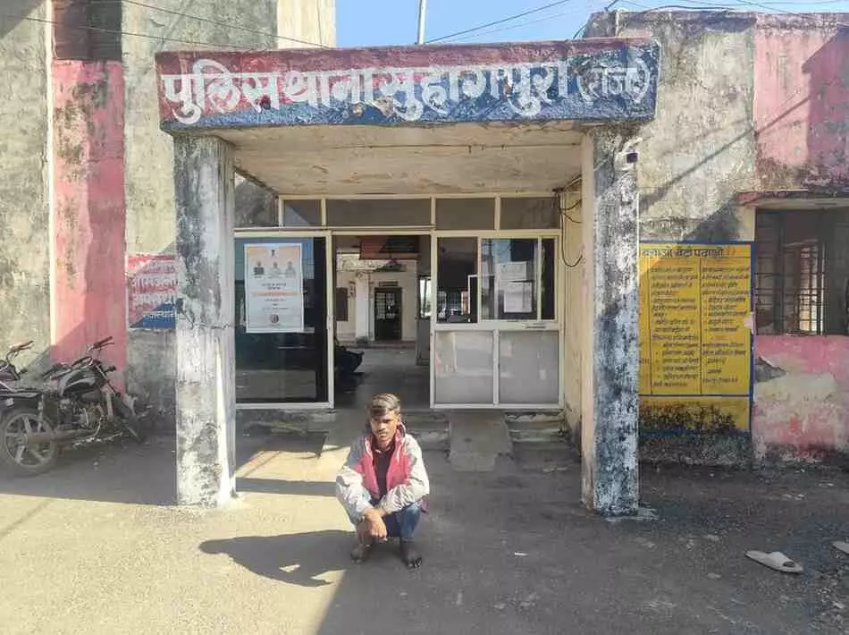Suhagpura police arrested a youth with illegal MD and cash, Suhagpura police arrested a youth with illegal MD and cash,