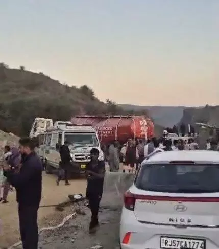 Horrific road accident on Gogunda Highway: 3 killed, more than half a dozen injured Horrific road accident on Gogunda Highway: 3 killed, more than half a dozen injured