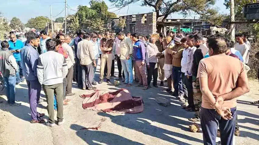 accident in Bambori: Woman dies, husband seriously injured accident in Bambori: Woman dies, husband seriously injured