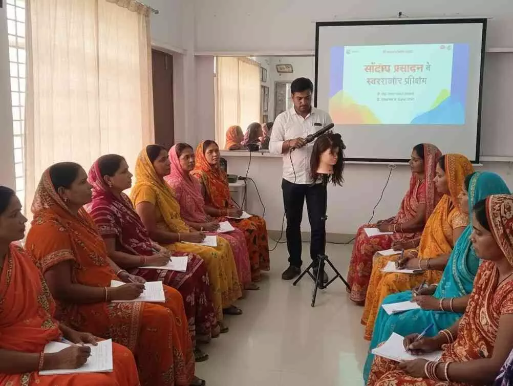 Rural women receive professional beauty parlor management training, paving the way for self-reliance