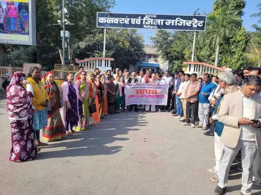 The entire community protested at the Collectorate against the negligence at the Chittorgarh District Hospital.