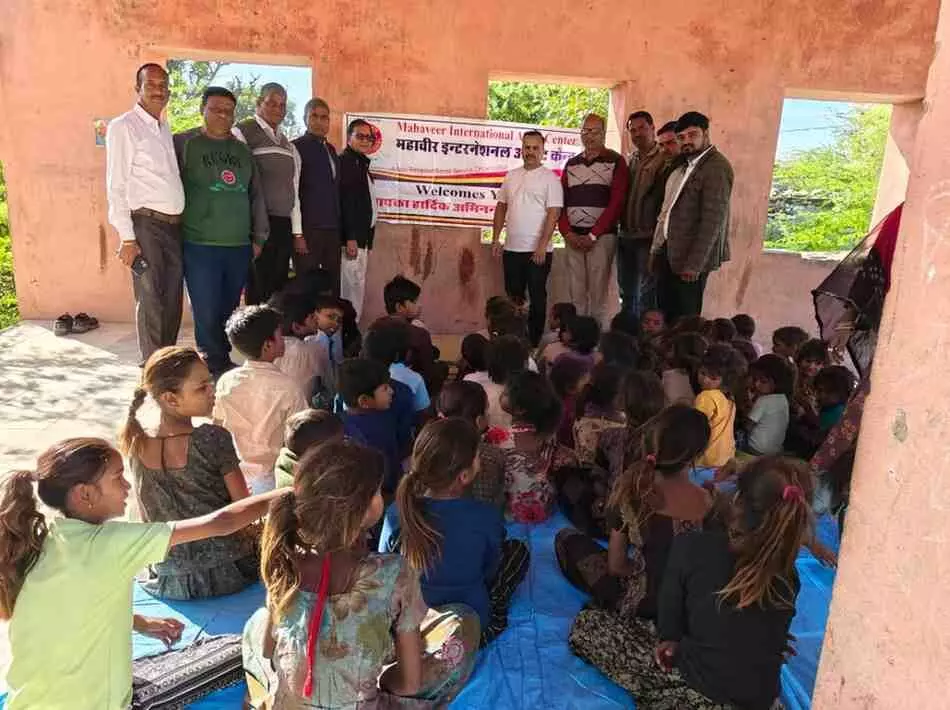 Mahavir International organization distributed woolen clothes and pants to the needy in Agariya village. Mahavir International organization distributed woolen clothes and pants to the needy in Agariya village.