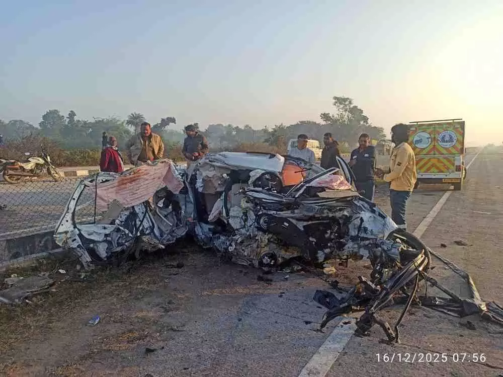 Car collides with divider on six lane, two die tragically