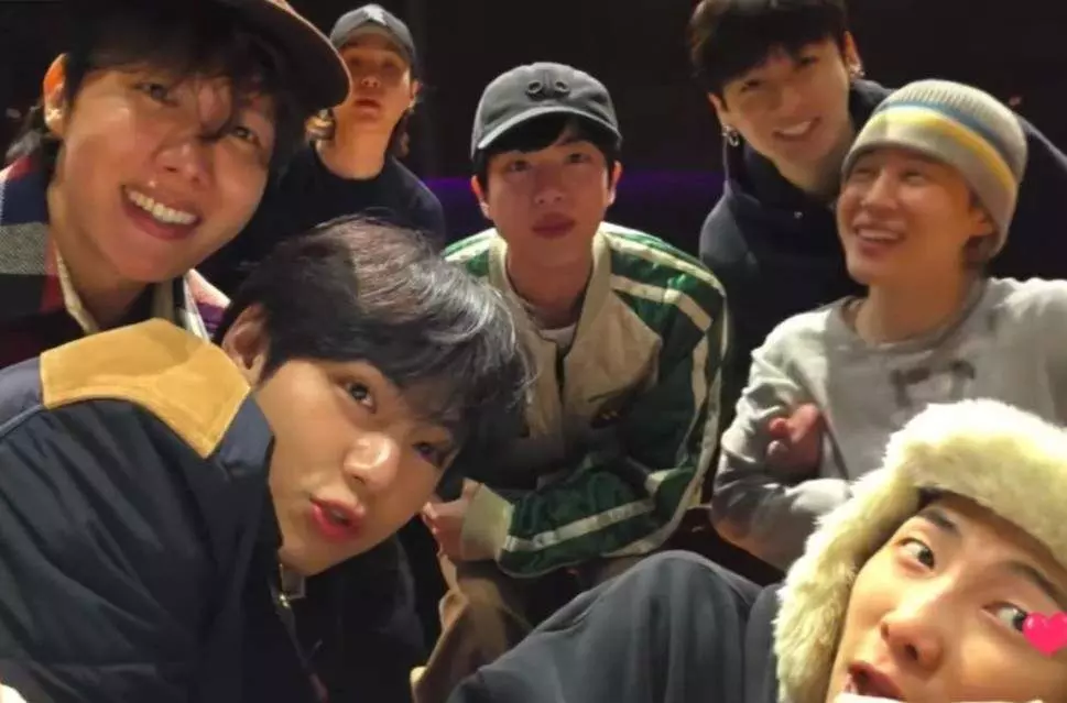 BTS surprises fans with their OT7 Weverse livestream; creates memorable moments BTS surprises fans with their OT7 Weverse livestream; creates memorable moments