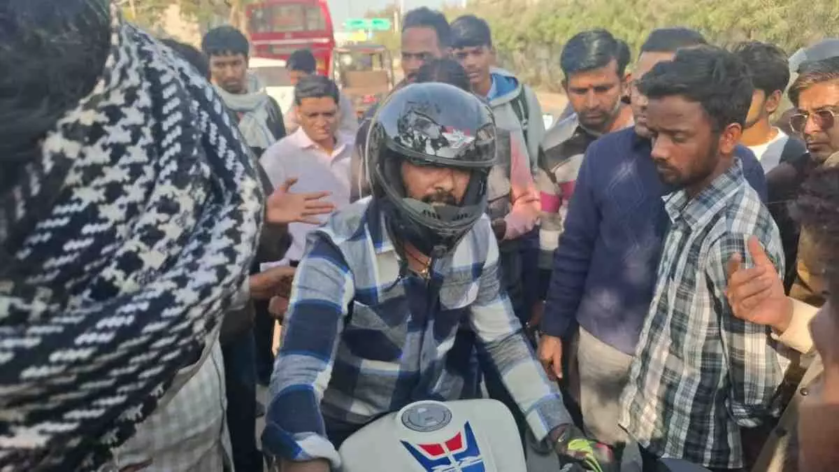 In Chittorgarh, a high-speed sports bike rider hit an old man In Chittorgarh, a high-speed sports bike rider hit an old man