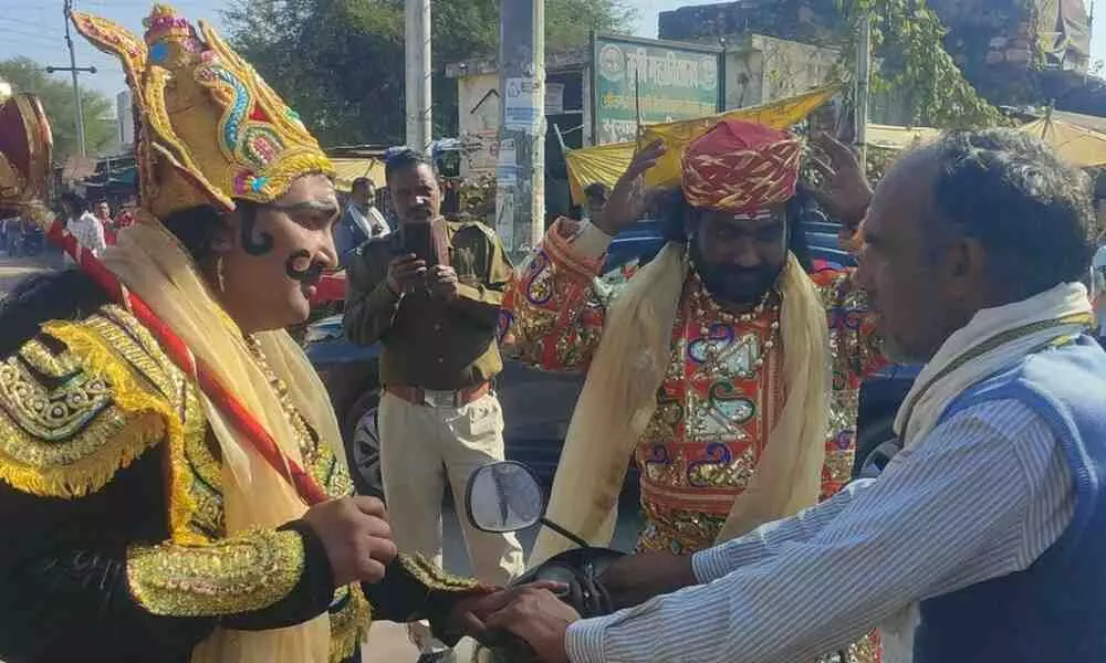 artists dressed as Yamraj and Chitragupta alerted drivers artists dressed as Yamraj and Chitragupta alerted drivers