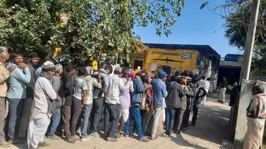 उदयपुर में पुलिस निगरानी में हुआ यूरिया खाद का वितरण, सहकारी समिति पर उमड़ा किसानों का सैलाब