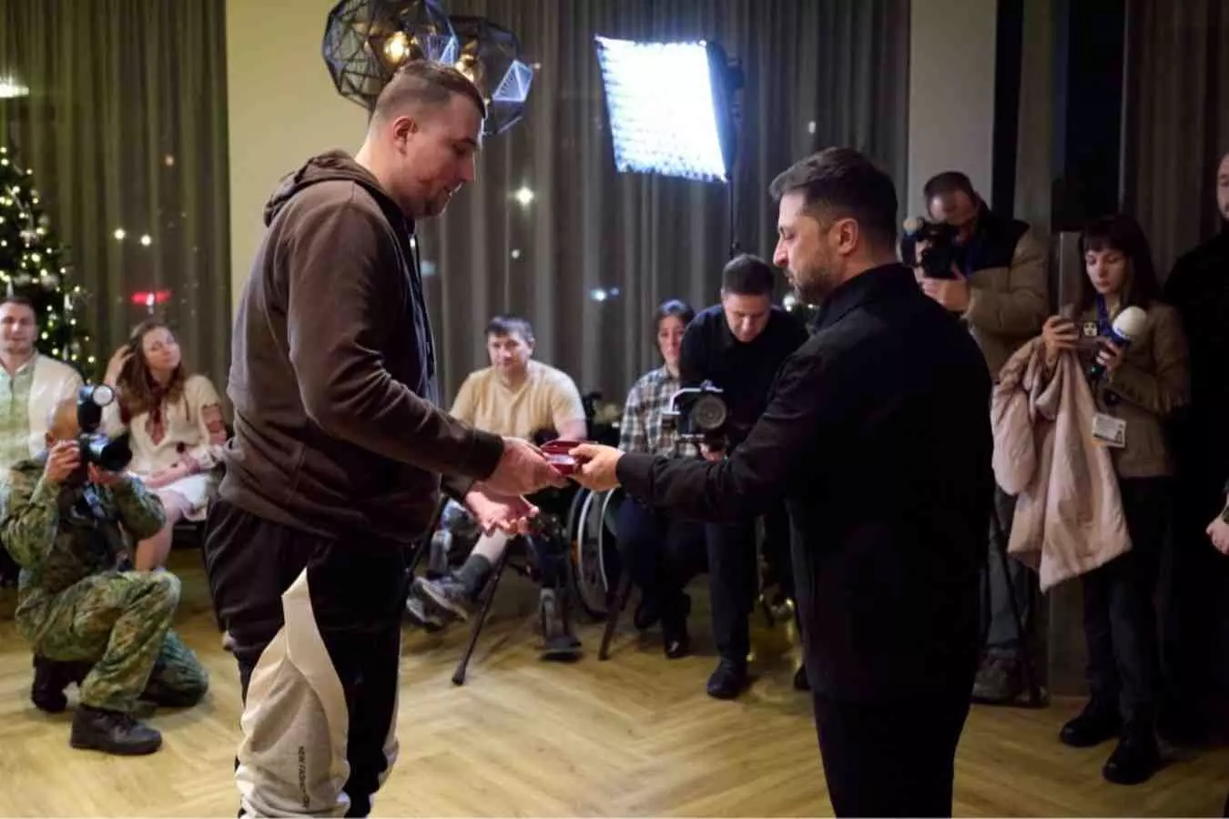 Zelensky makes emotional appearance at Dutch rehabilitation center, meets wounded Ukrainian soldiers Zelensky makes emotional appearance at Dutch rehabilitation center, meets wounded Ukrainian soldiers