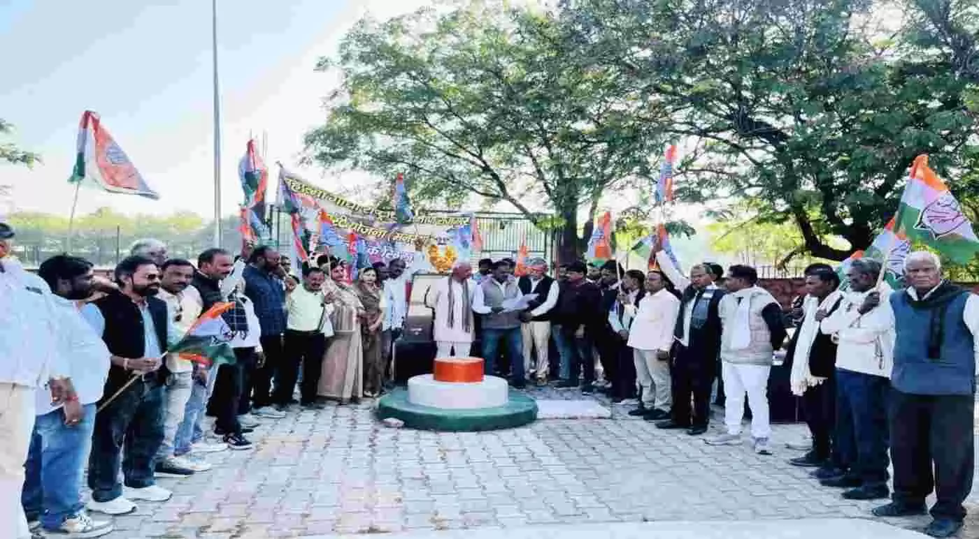 Congress staged a protest in front of the Gandhi statue against the changes in MNREGA. Congress staged a protest in front of the Gandhi statue against the changes in MNREGA.