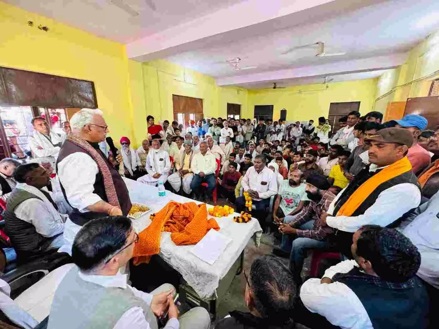 Villagers gave a grand welcome to Vikas Rath Yatra Villagers gave a grand welcome to Vikas Rath Yatra