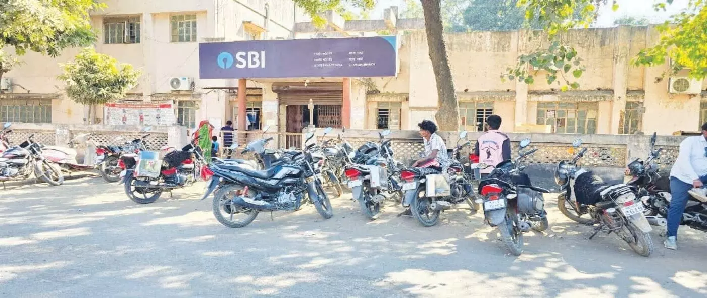 A filmy-style robbery of Rs 30 lakh in broad daylight in Shahada, leading to chaos in front of the SBI branch.
