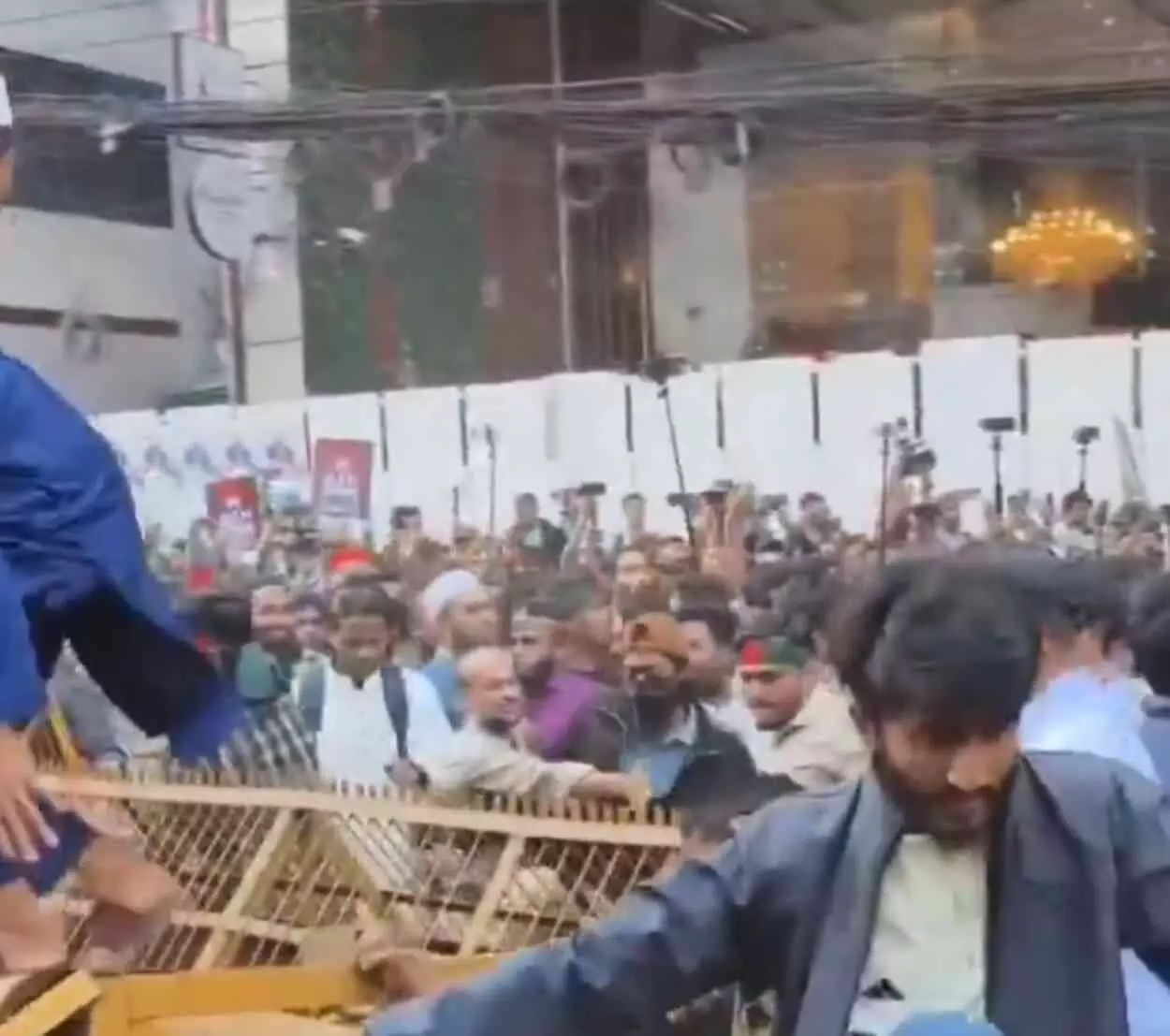 Attempt to target Indian High Commission in Bangladesh, violent protest by fundamentalists in Dhaka Attempt to target Indian High Commission in Bangladesh, violent protest by fundamentalists in Dhaka