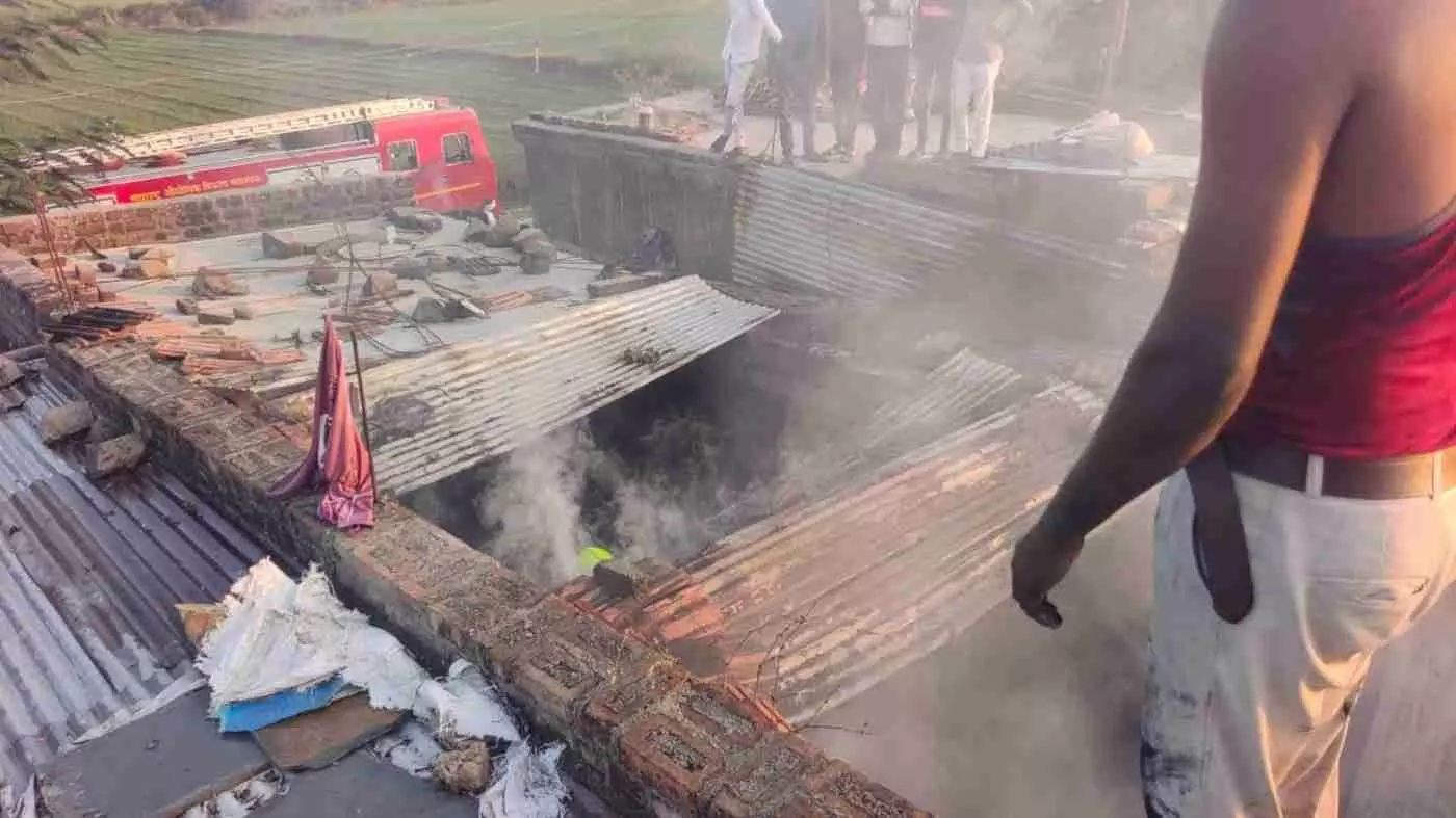 Massive fire in Shirgaon, loss of lakhs due to fire in laborers house Massive fire in Shirgaon, loss of lakhs due to fire in laborers house