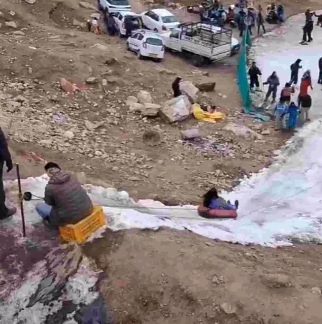 Artificial snow platforms become a tourist attraction in Himachal, attracting crowds of tourists and business enthusiasm. Artificial snow platforms become a tourist attraction in Himachal, attracting crowds of tourists and business enthusiasm.