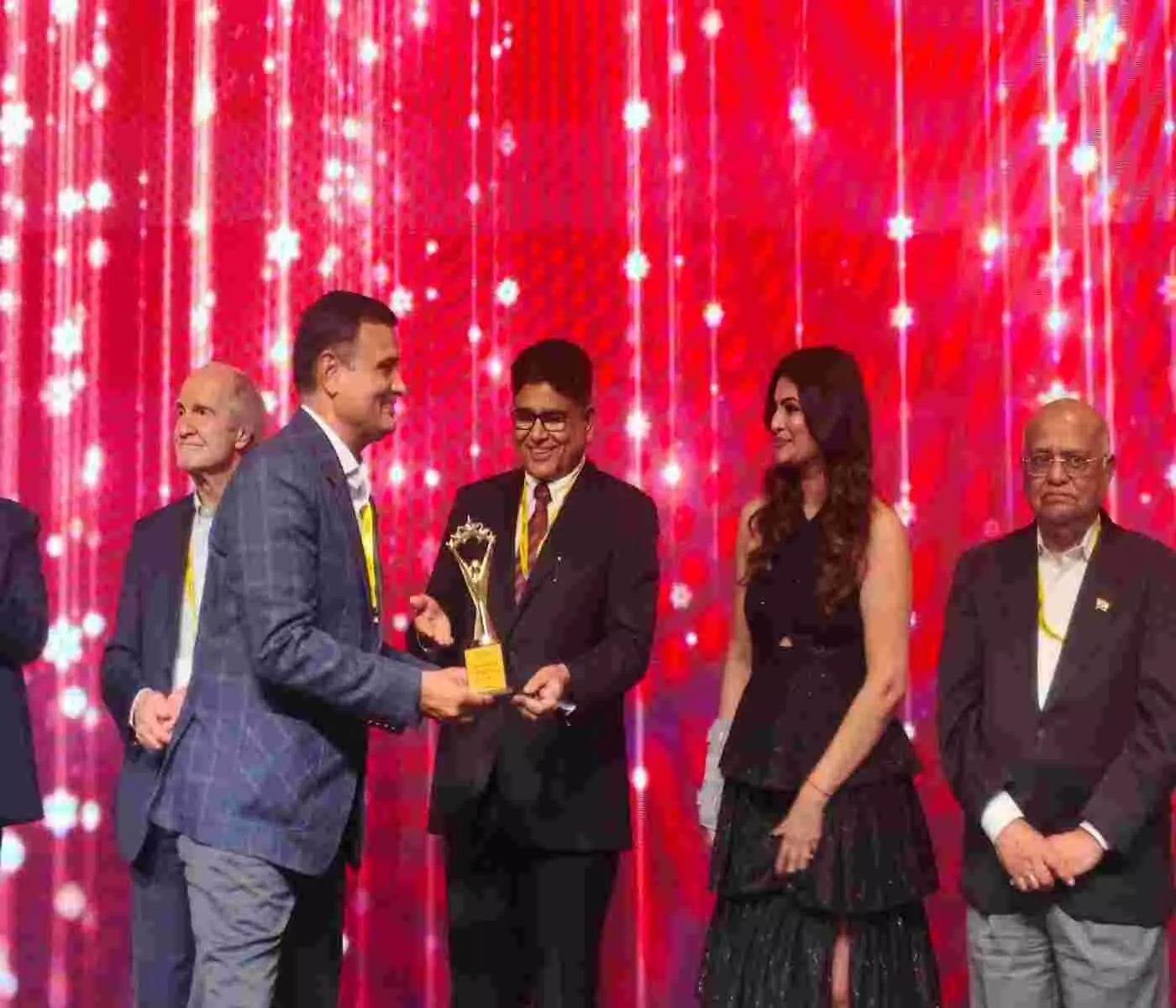 Satish Khandelwal honoured with Best Trader Award at the international level in Delhi