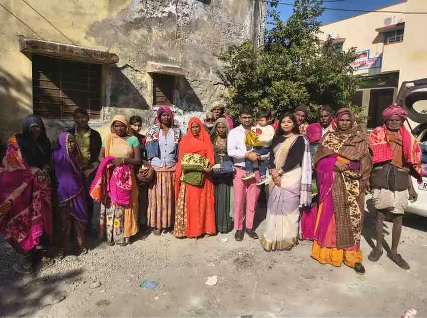 Dr. Shiv Prakash Prajapat set a social example by distributing blankets Dr. Shiv Prakash Prajapat set a social example by distributing blankets