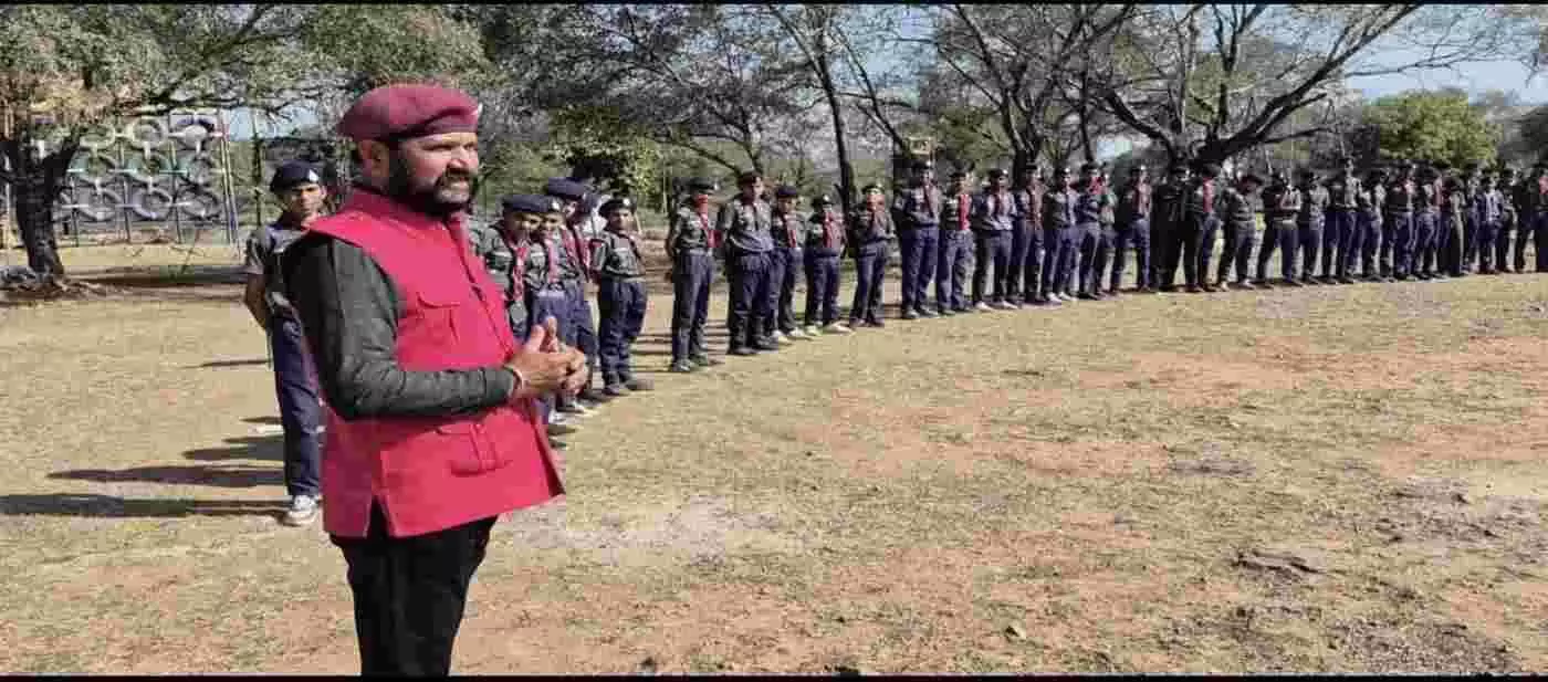 District head Prakash Jaiswal visited the Scout-Guide camp and gave the youth the message of service