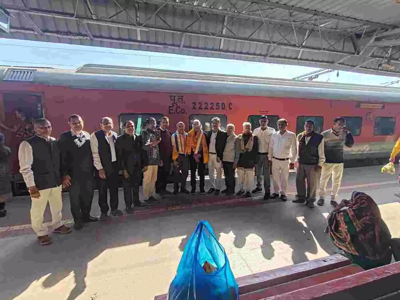 A dignified welcome was given at the railway station A dignified welcome was given at the railway station