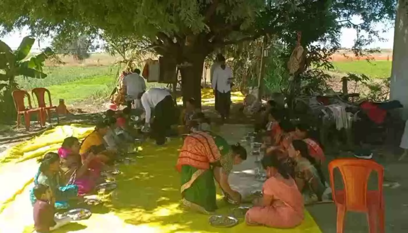 ‘व्हलगे-व्हलगे सालम पलगे’ की गूंज के साथ लातूर में समय अमावस्या का रानभोजन, खेतों में जीवंत हुई किसान संस्कृति ‘व्हलगे-व्हलगे सालम पलगे’ की गूंज के साथ लातूर में समय अमावस्या का रानभोजन, खेतों में जीवंत हुई किसान संस्कृति