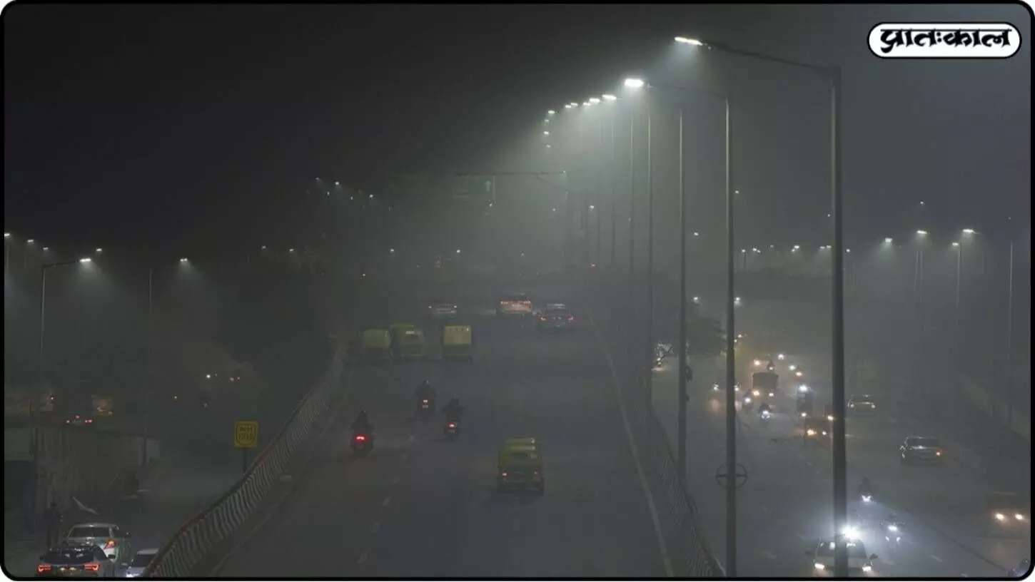 Dense fog and pollution slow down Delhi-NCR; IMD issues red alert Dense fog and pollution slow down Delhi-NCR; IMD issues red alert