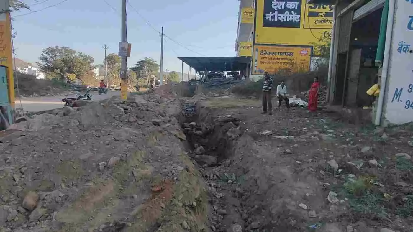 Drain construction on the Jhardol Sati Square-Petrol Pump road has stalled Drain construction on the Jhardol Sati Square-Petrol Pump road has stalled