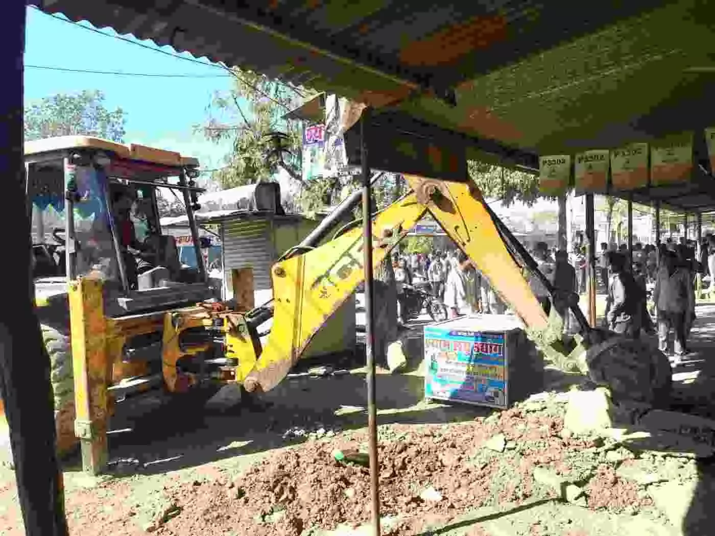 The administration cracked down on encroachments in Dungla The administration cracked down on encroachments in Dungla