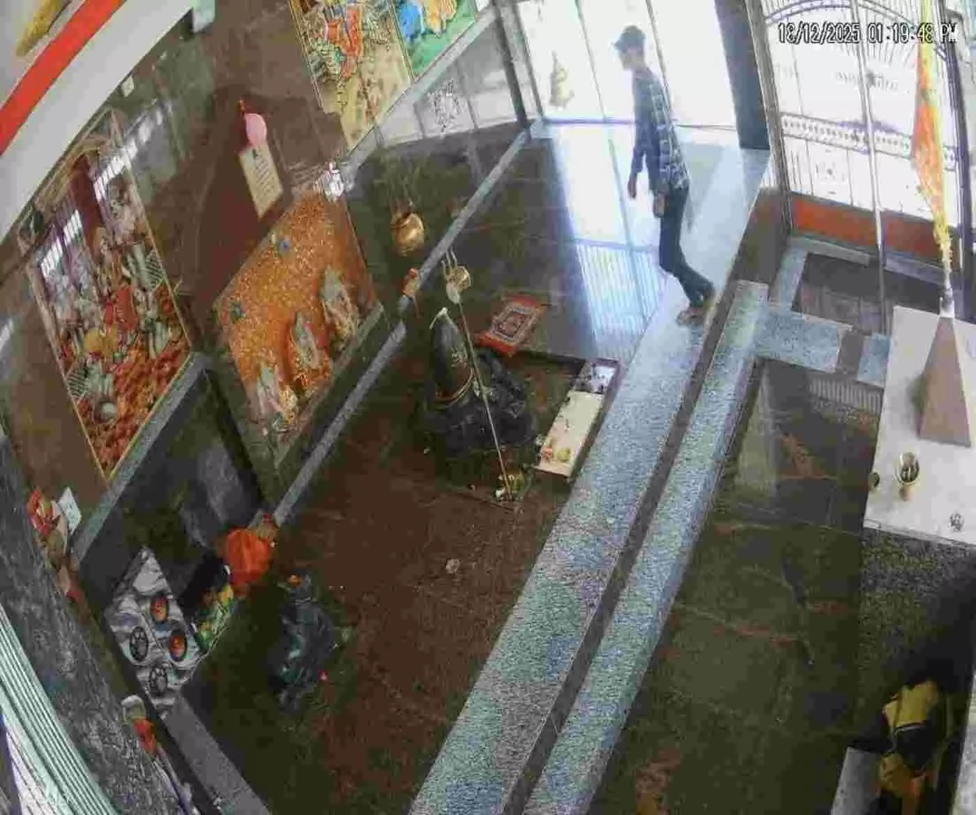 Another daylight theft at Mahakal Temple, thieves steal the idol of the serpent god Another daylight theft at Mahakal Temple, thieves steal the idol of the serpent god