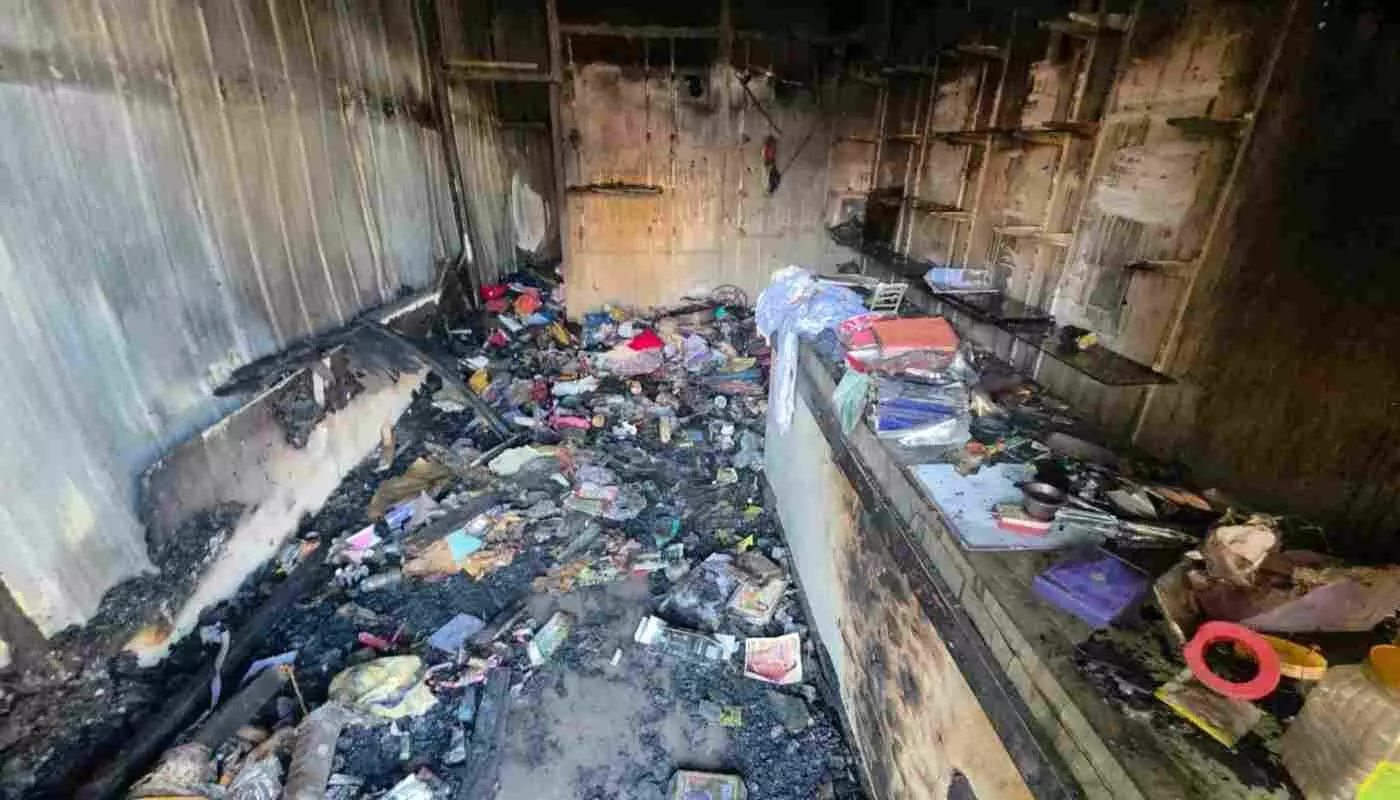 Early morning horror in Jalgaon: Massive fire breaks out in the Kalika Mata complex, burning five shops to ashes, causing losses worth lakhs. Early morning horror in Jalgaon: Massive fire breaks out in the Kalika Mata complex, burning five shops to ashes, causing losses worth lakhs.