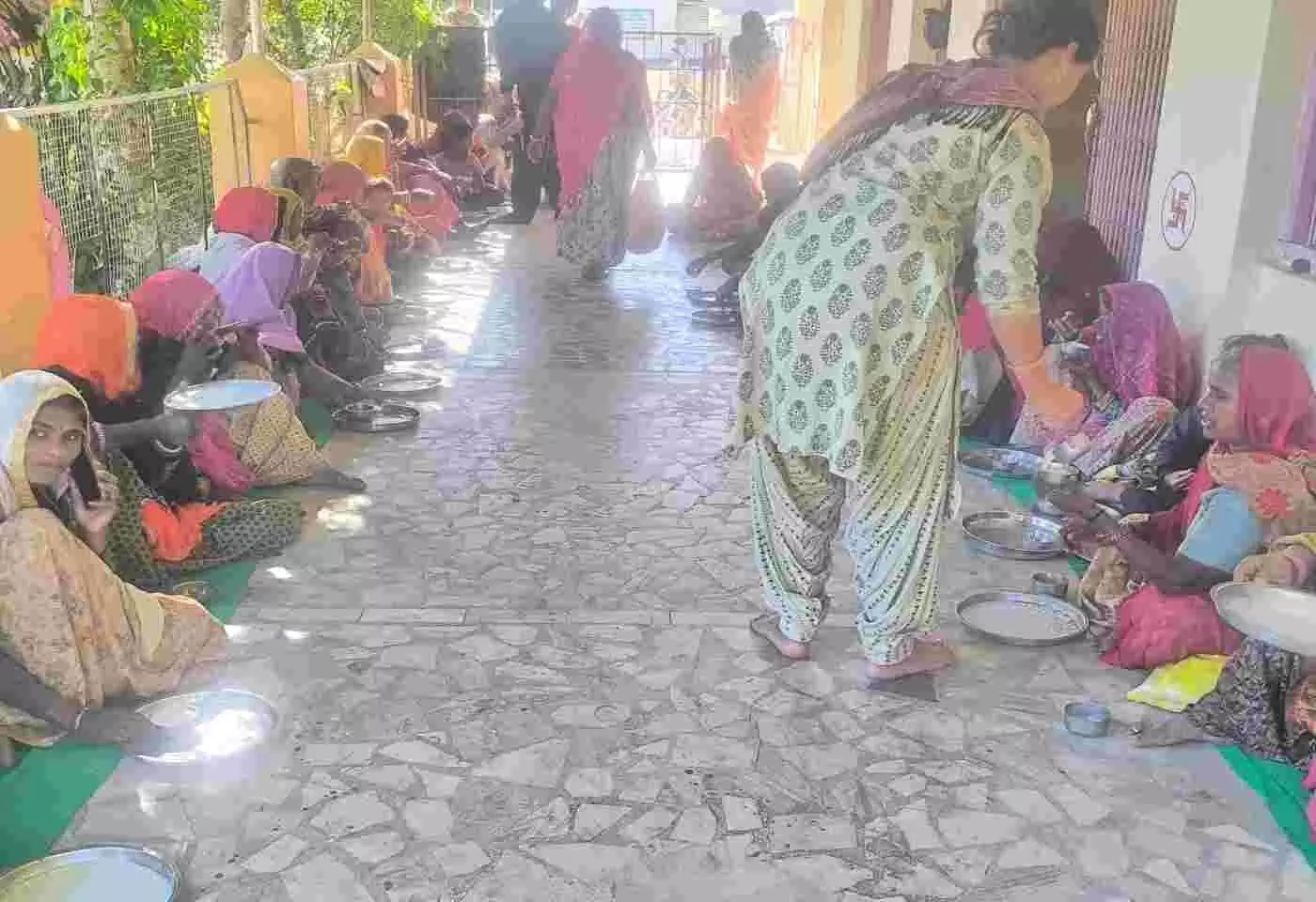A grand feast was organised for the poor by Sant Asaram Ashram in Amet.