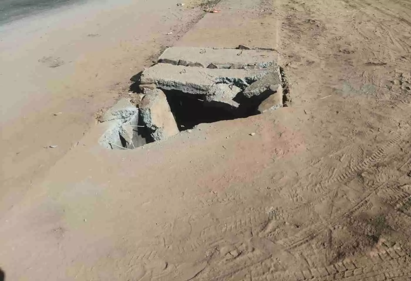 Negligence in drainage construction in Jawaja puts the lives of children and passersby at risk. Negligence in drainage construction in Jawaja puts the lives of children and passersby at risk.