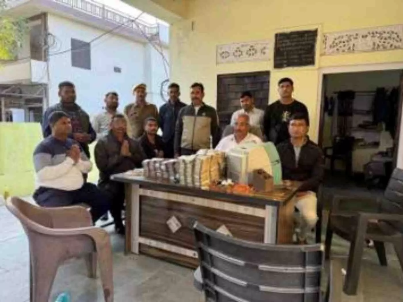 Rs 1.11 crore seized while going from Madhya Pradesh to Delhi, five arrested Rs 1.11 crore seized while going from Madhya Pradesh to Delhi, five arrested