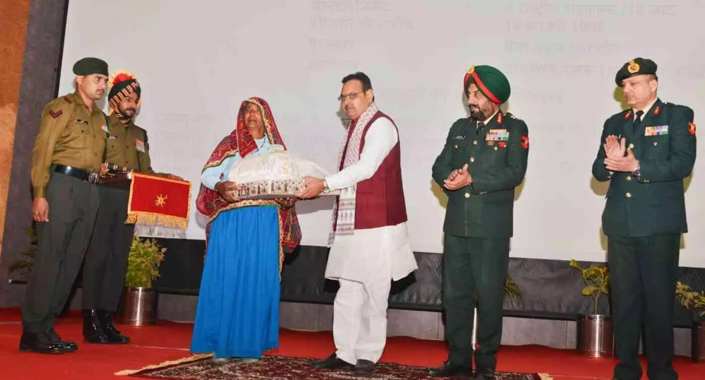 the bereaved families and paid tribute to the departed leaders.