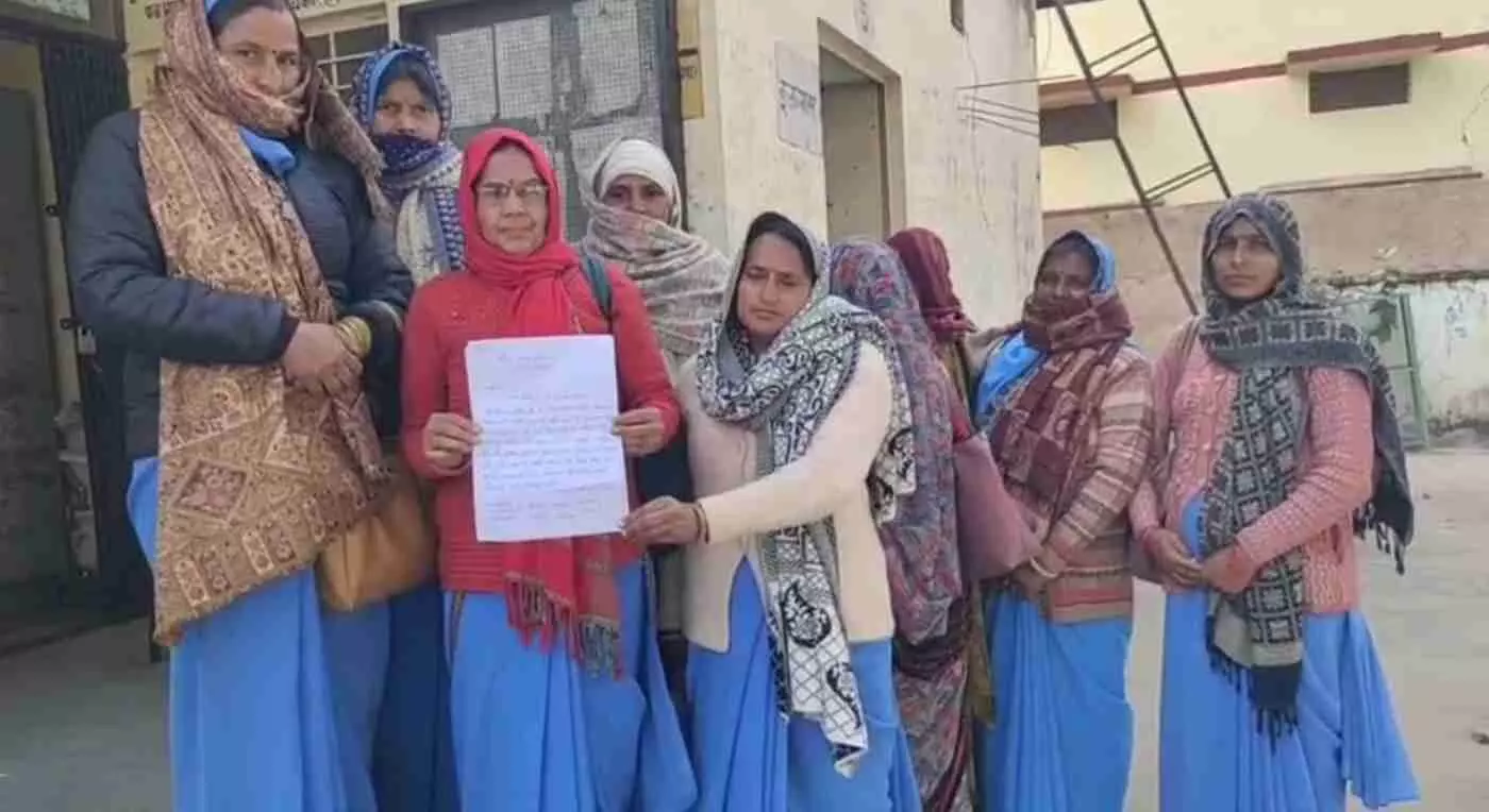Asha workers in Bayana submitted a memorandum to the SDO Asha workers in Bayana submitted a memorandum to the SDO
