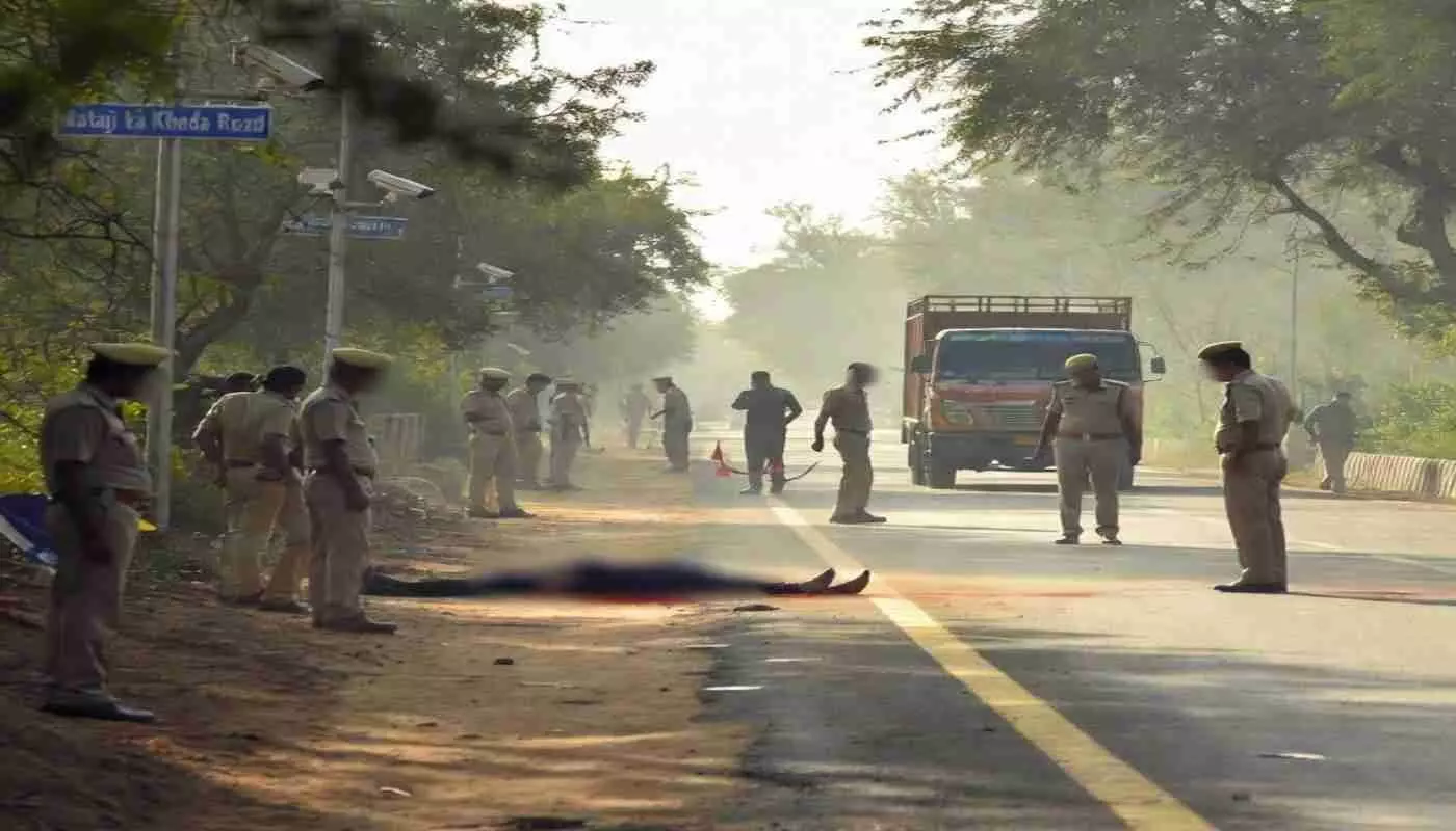 Bhilwara: Panic after truck drivers blood-soaked body found on roadside Bhilwara: Panic after truck drivers blood-soaked body found on roadside