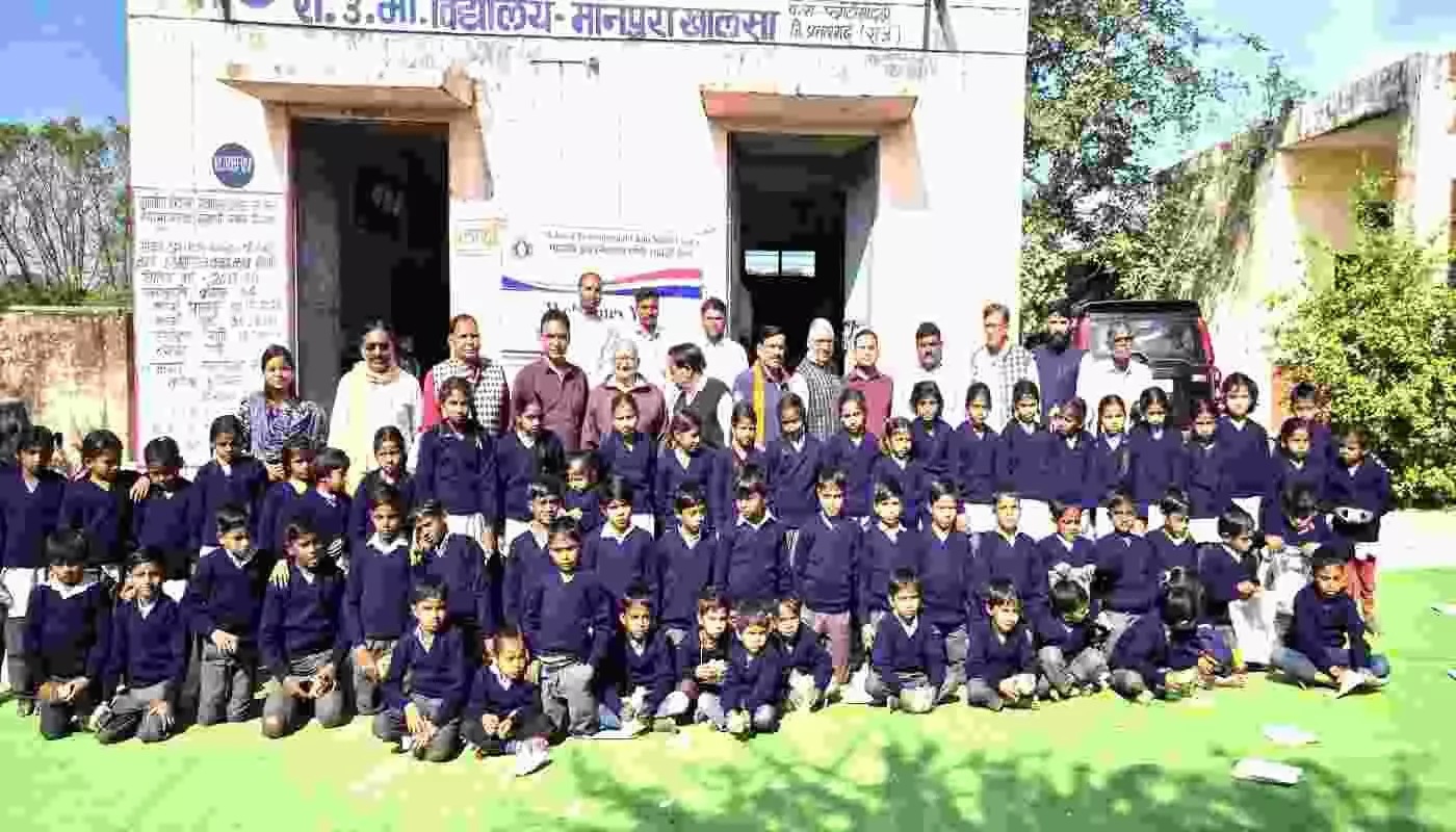 Protecting children from the cold: Mahavir International distributed 235 sweaters in Chhoti Sadri Protecting children from the cold: Mahavir International distributed 235 sweaters in Chhoti Sadri