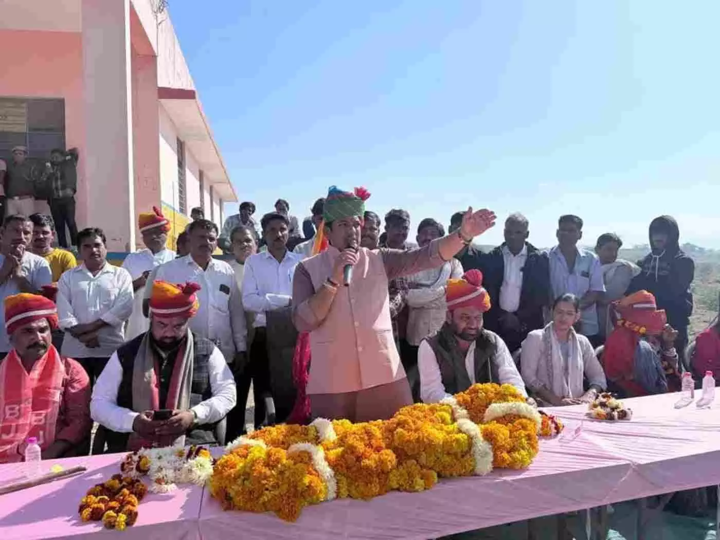 Cabinet Minister Avinash Gehlot delivered the message of good governance through Vikas Rath in Jaitaran.