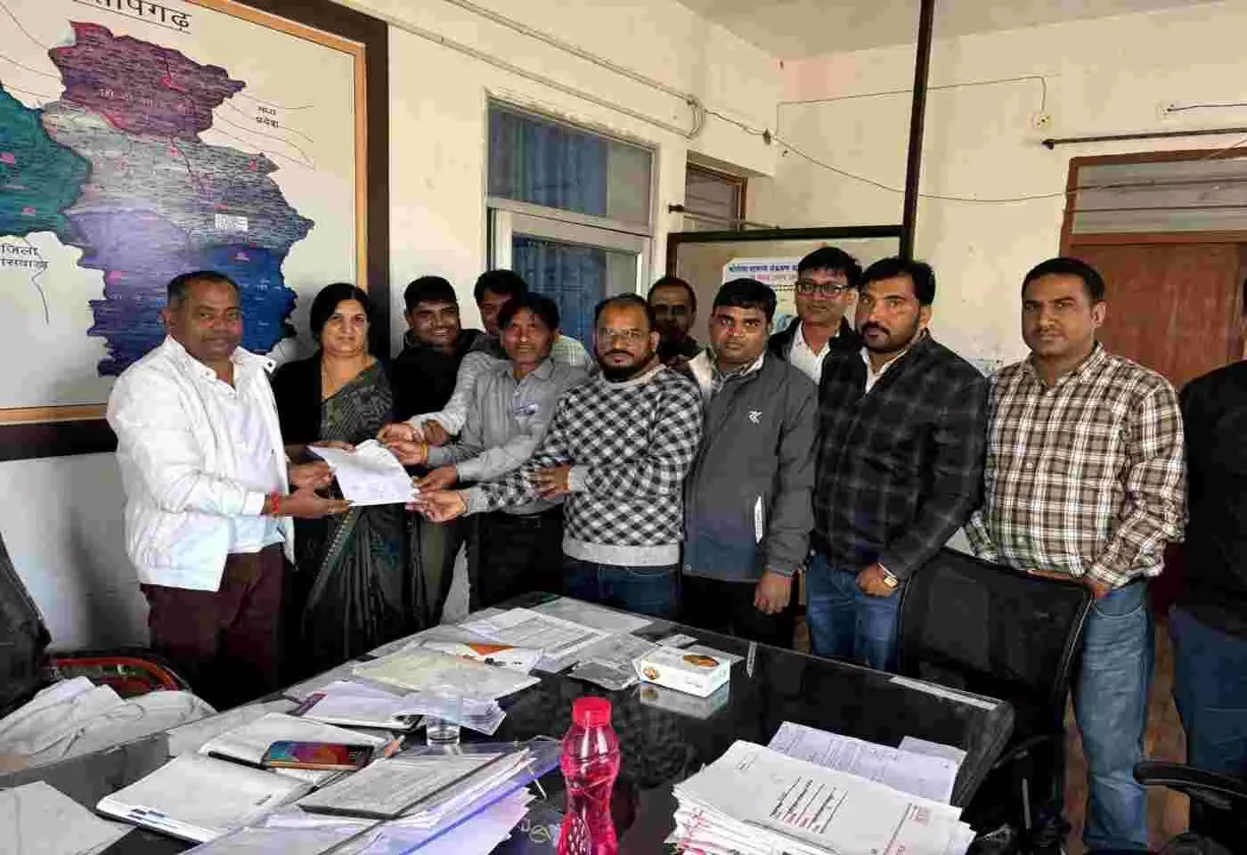 In Pratapgarh, NHM contract workers submitted a memorandum to the Chief Minister, demanding regularization of 4,518 posts and RGHS benefits. In Pratapgarh, NHM contract workers submitted a memorandum to the Chief Minister, demanding regularization of 4,518 posts and RGHS benefits.