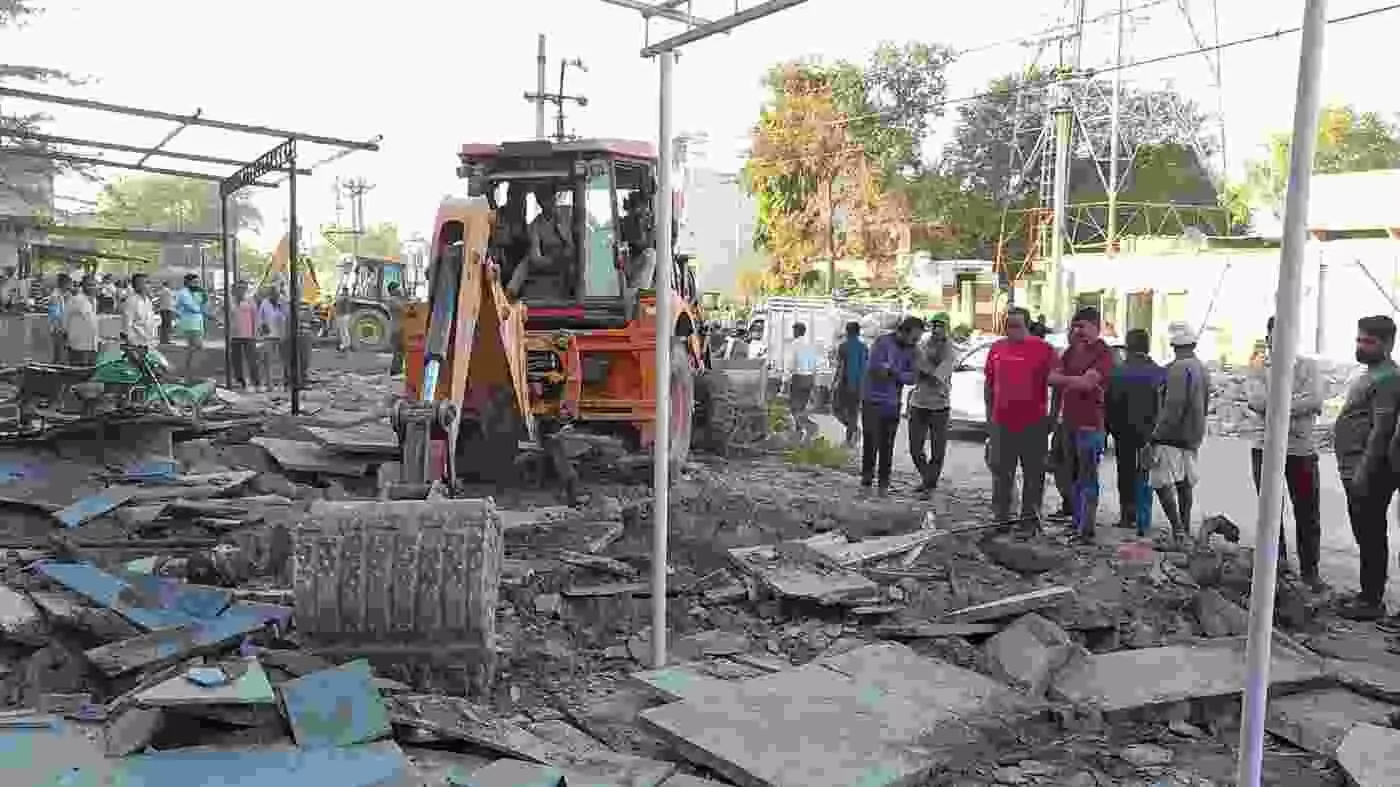 The campaign to remove encroachment in Dungla continues for the fourth day, villagers get big relief The campaign to remove encroachment in Dungla continues for the fourth day, villagers get big relief
