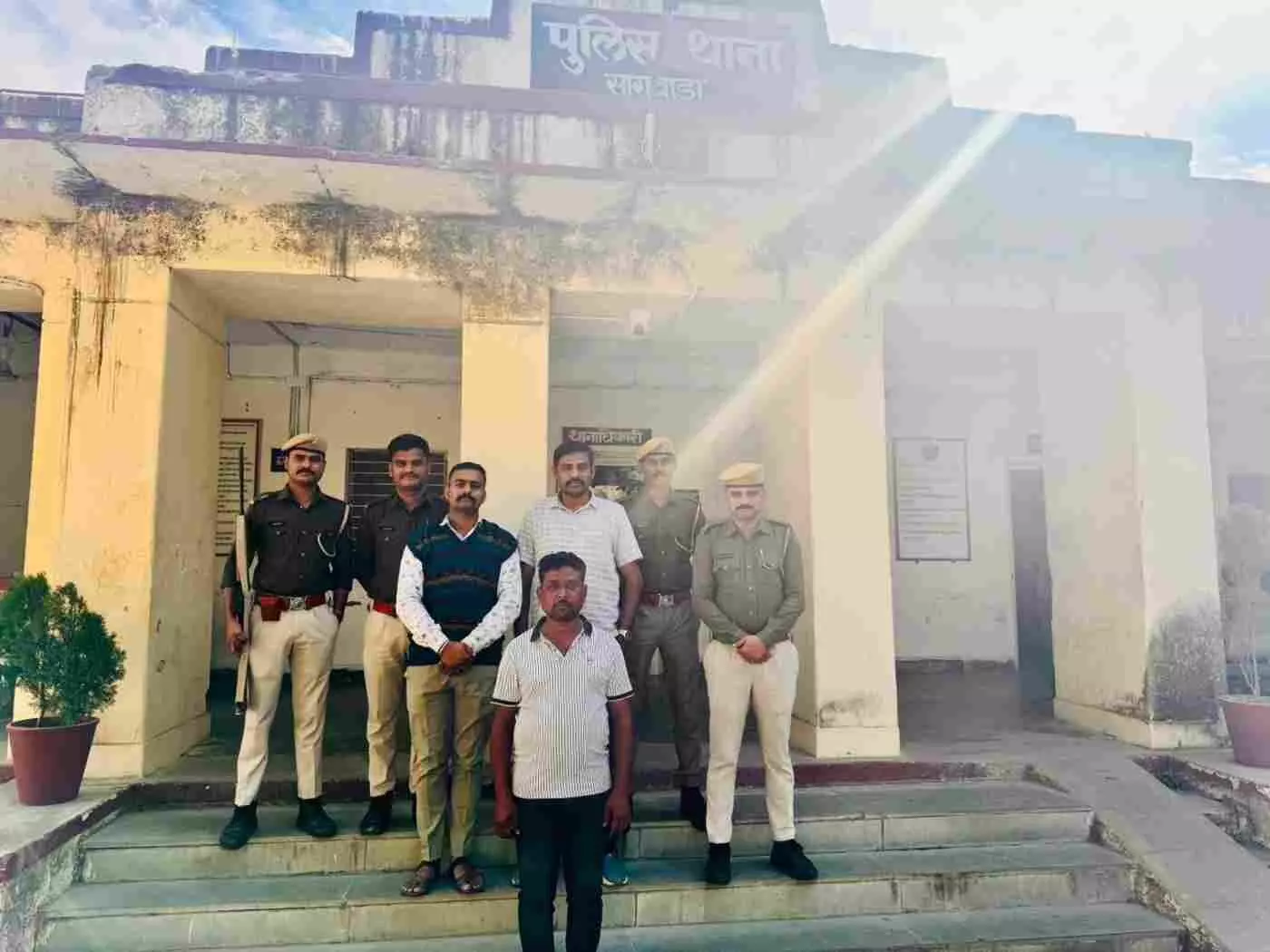 The accused of committing obscenity with a minor was arrested by the police within 24 hours The accused of committing obscenity with a minor was arrested by the police within 24 hours