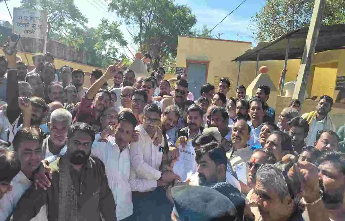 The town remained closed in support of maintaining Sarupganj railway station as a junction, a memorandum was submitted to the Railway Minister.