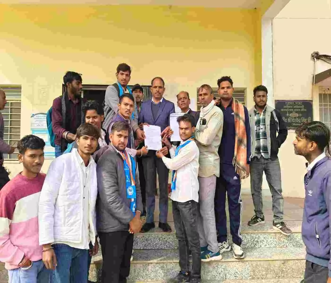 Student leaders submitted a memorandum in Deeg regarding the conservation of the Aravalli mountain range, demanding a review of the Supreme Courts decision.