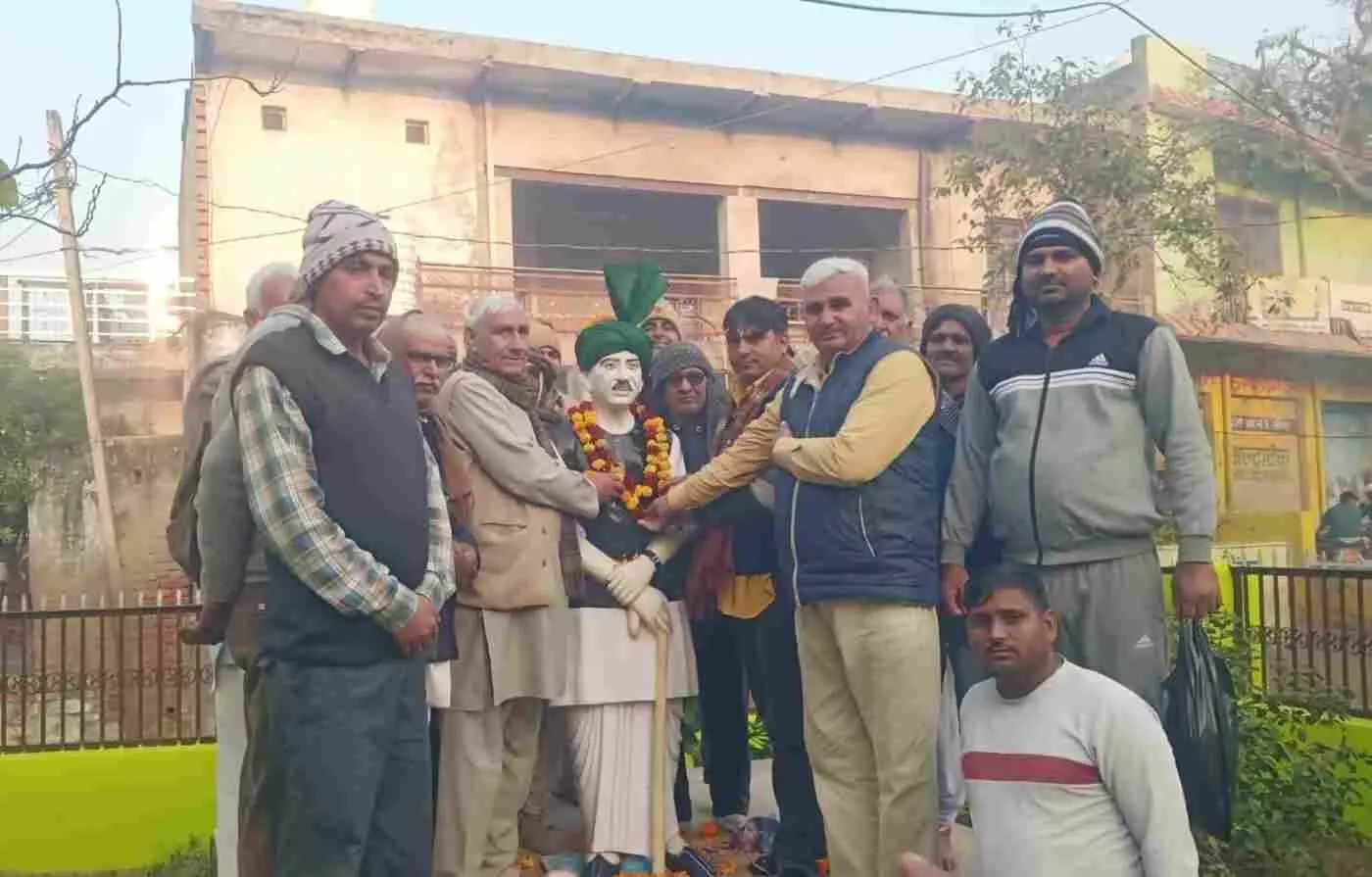 The 123rd birth anniversary of former Prime Minister Chaudhary Charan Singh was celebrated with great pomp in Deeg. The 123rd birth anniversary of former Prime Minister Chaudhary Charan Singh was celebrated with great pomp in Deeg.