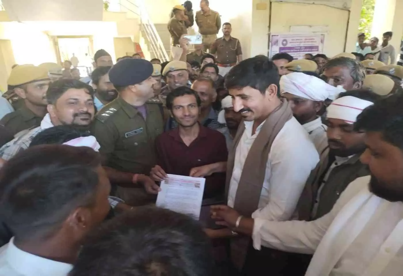 Tribal anger rising in Aravalli: Protests erupted at Pratapgarh Mini Secretariat, MP Rajkumar Roat said – no decision will be taken without public hearing. Tribal anger rising in Aravalli: Protests erupted at Pratapgarh Mini Secretariat, MP Rajkumar Roat said – no decision will be taken without public hearing.