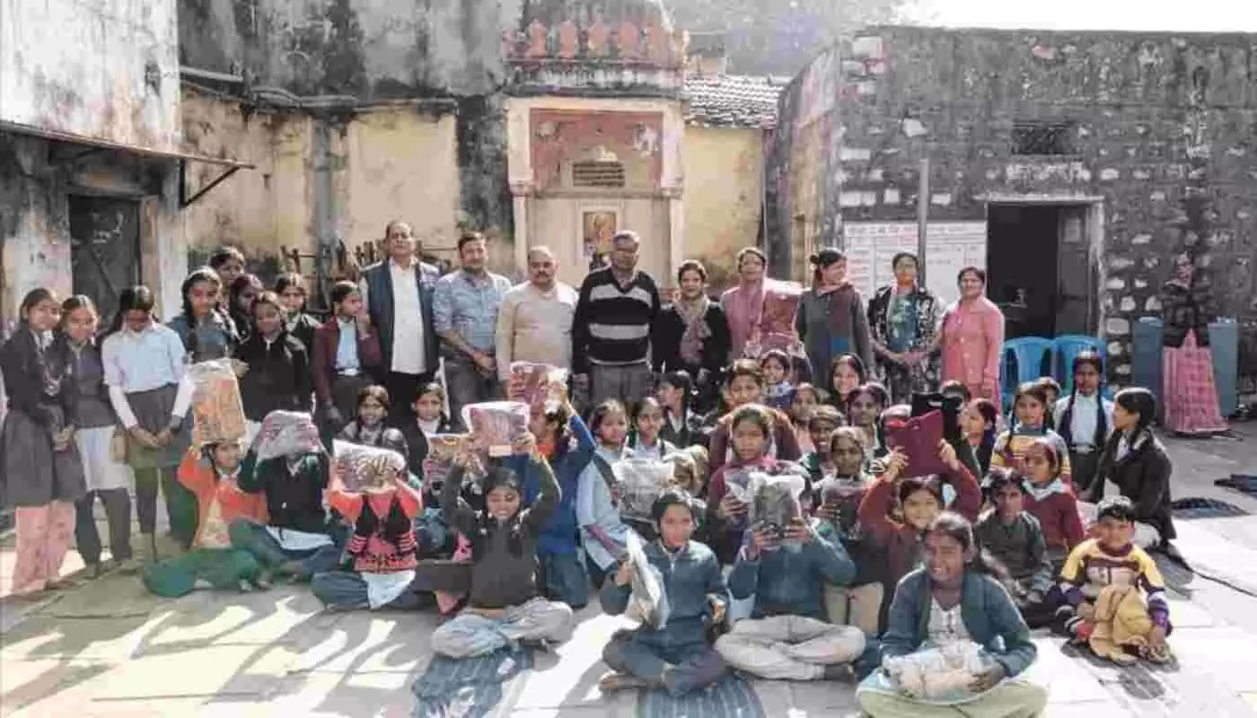 An example of humanity in Baran: Warm jerseys distributed to 58 schoolgirls for the third year in a row to protect them from the cold. An example of humanity in Baran: Warm jerseys distributed to 58 schoolgirls for the third year in a row to protect them from the cold.