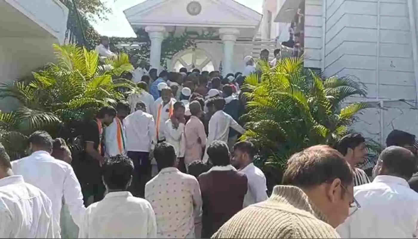 With the municipal elections approaching, the Deshmukh family continues to dominate Babhalgaon, with a large crowd of workers flocking to Amit Deshmukhs doorstep for a Congress ticket. With the municipal elections approaching, the Deshmukh family continues to dominate Babhalgaon, with a large crowd of workers flocking to Amit Deshmukhs doorstep for a Congress ticket.