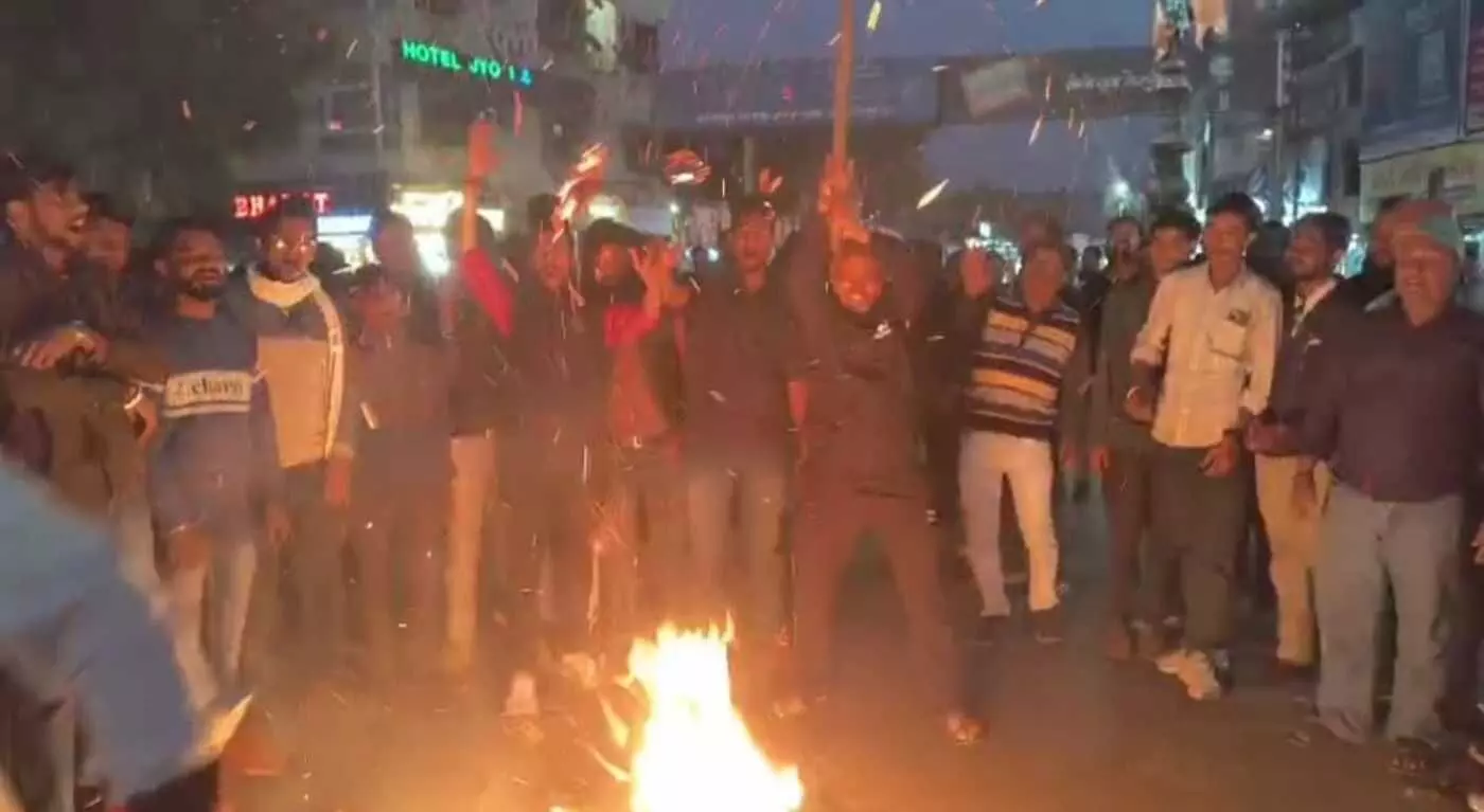 In Bhilwara, VHP-Bajrang Dal staged a protest against the atrocities on Hindus in Bangladesh In Bhilwara, VHP-Bajrang Dal staged a protest against the atrocities on Hindus in Bangladesh