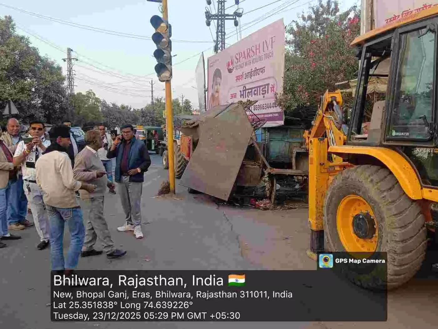 The Municipal Corporation removed encroachment at the roadways bus stand and confiscated Chinese thread. The Municipal Corporation removed encroachment at the roadways bus stand and confiscated Chinese thread.